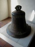Foto de una campana, en bronce fundido, del siglo XIX