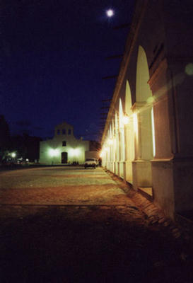 Imagen en el anochecer con la iglesia y el museo arqueológico de Cachi, provincia de Salta.