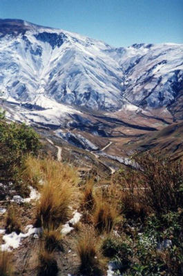 Imagen de la Cuesta del Obispo nevada, camino a Cachi, provincia de Salta.