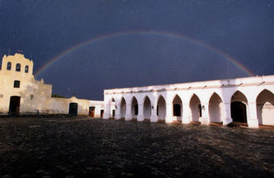 Imagen del arcoiris uniendo al museo con la iglesia de Cachi, provincia de Salta.