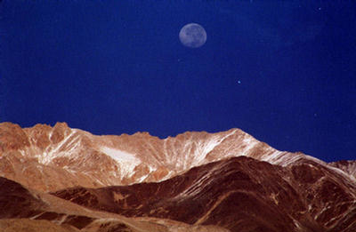 Unsplashed imagen con la luna sobre el Nevado de Cachi en el anochecer.