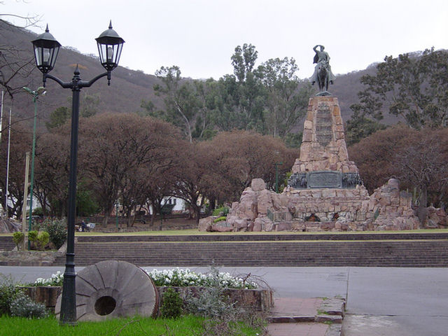 Foto donde se aprecian las fuentes del monumento a Güemes de Salta
