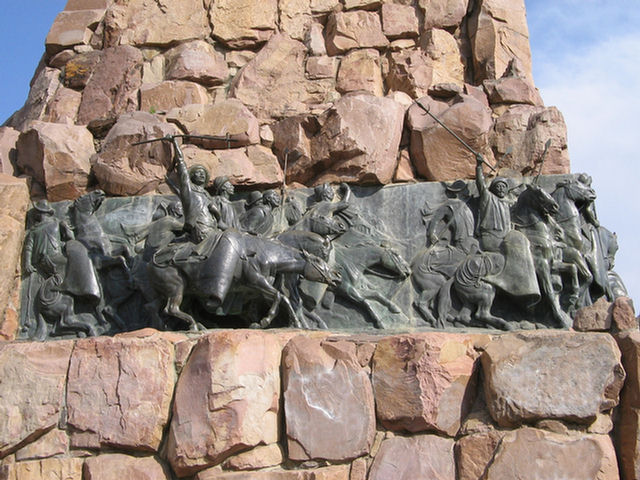 Foto de imagen en bronce de soldados en el monumento a Güemes en Salta
