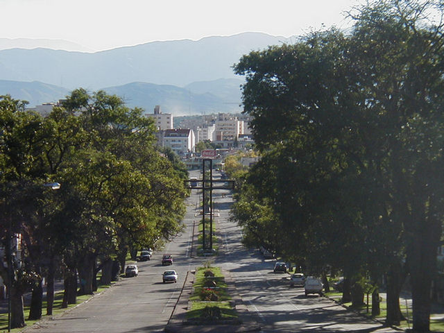 Foto de las montañas vistas desde el monumento al Gral. Güemes en Salta