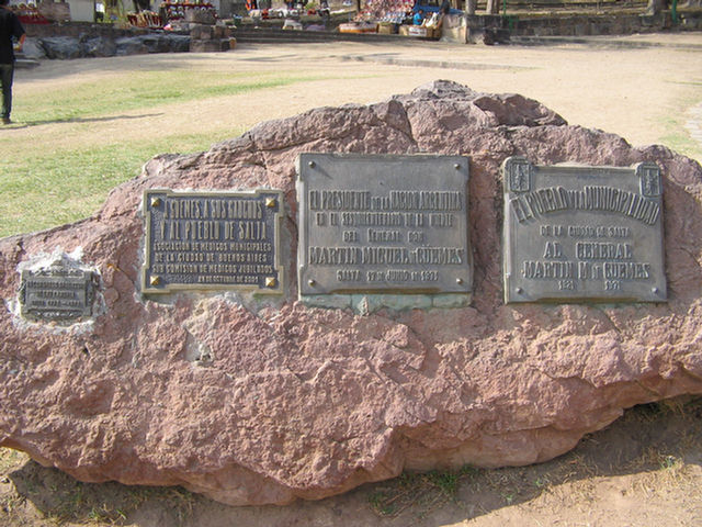 Foto de las placas grabadas al pie del monumento del Gral. Güemes en Salta