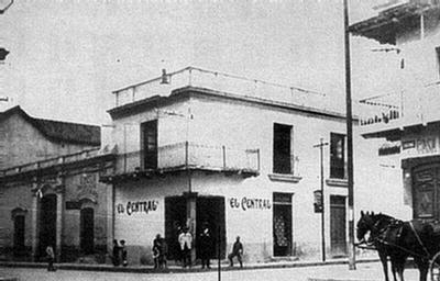 Foto de los balcones típicos de la época en la esquina de las calles Florida y Alvarado.