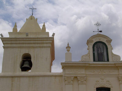 Foto del campanario y la virgen de la iglesia del Convento San Bernardo