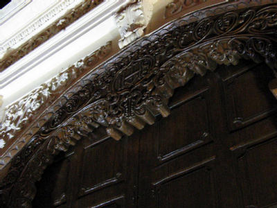 Foto detalle del grabado superior de la puerta del Convento San Bernardo de Salta