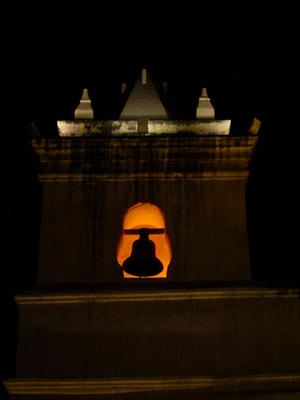 Foto iluminación del campanario de la iglesia del Convento San Bernardo
