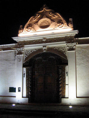 Foto iluminación del grabado de la puerta del Convento San Bernardo de Salta