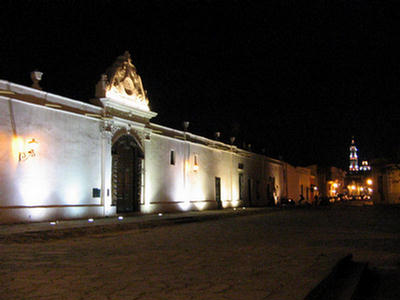 Foto iluminación del patio y puerta del Convento San Bernardo