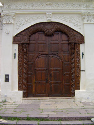 Foto de la puerta de cedro y caoba tallada del Convento San Bernardo de Salta