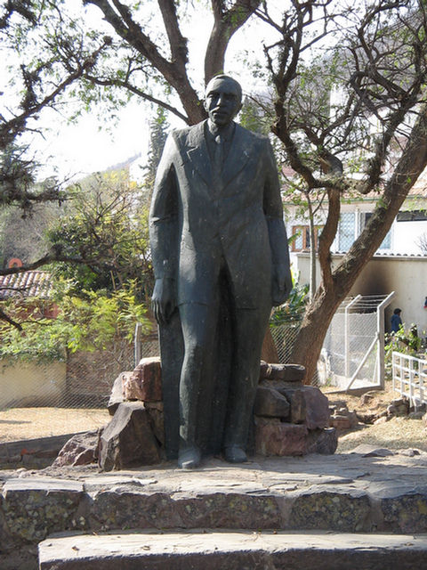 Foto de estatua en el monumento a Güemes en Salta