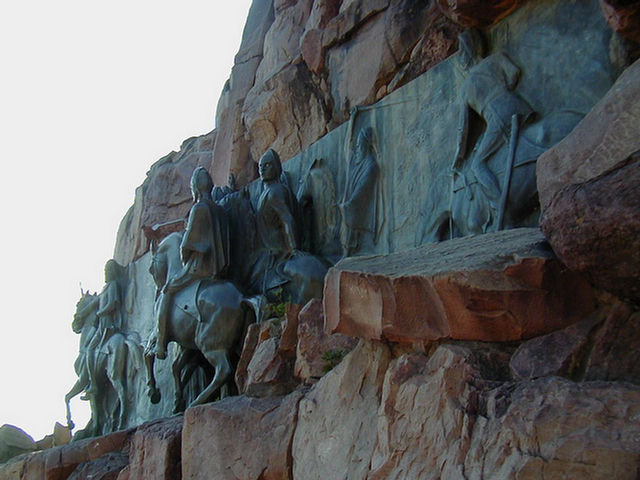 Foto de imagen en bronce de soldados a la carga en el monumento a Güemes en Salta