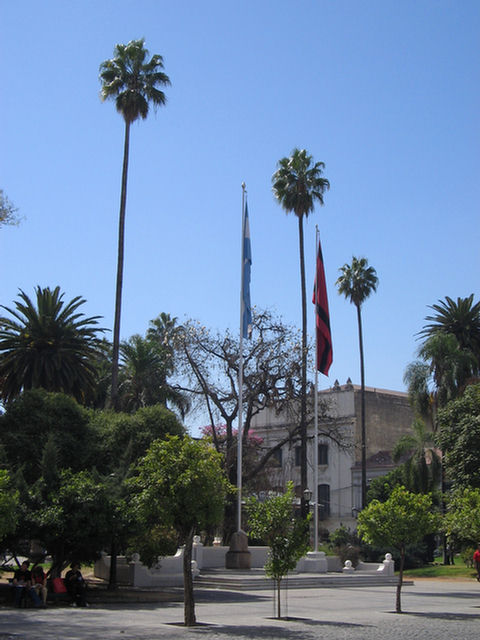 Foto de las banderas de Salta y de Argentina en la Plaza 9 de Julio.