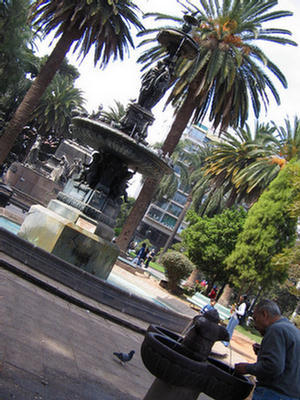 Unsplashed imagen del bebedero y fuente de agua de la Plaza 9 de Julio de Salta Capital