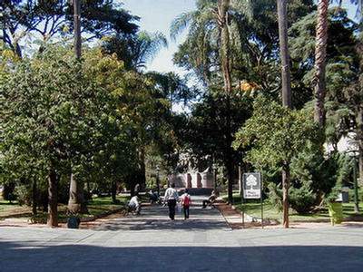 Foto del paso diagonal, esquina de Mitre y Caseros, de Plaza 9 de Julio en Salta.