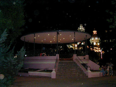 Foto del anfiteatro de la Plaza 9 de Julio, iluminado por la noche con luces de colores.