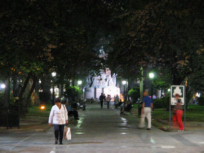 Foto del paseo diagonal iluminado de la Plaza 9 de Julio de Salta.
