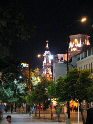 Foto desde la Plaza 9 de Julio se destaca la Iglesia San Francisco iluminada en la noche.