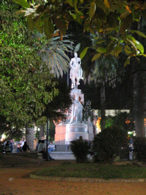 Foto de la iluminación del Monumento al General Arenales, ubicado en el centro de la Plaza 9 de Julio.