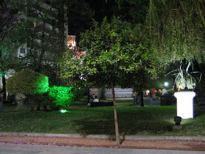 Foto de las luces que resaltan, en la noche, los colores y el parquizado de la Plaza 9 de Julio.