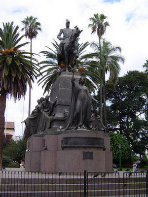 Foto del monumento al General Juan Antonio Álvarez de Arenales en la Plaza 9 de Julio en Salta.