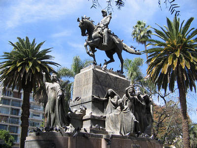 Foto del monumento al General Arenales en la Plaza 9 de Julio en Salta.