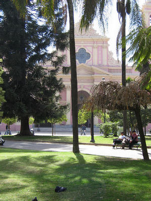 Foto con parte de la Iglesia Catedral de Salta desde la plaza 9 de Julio.