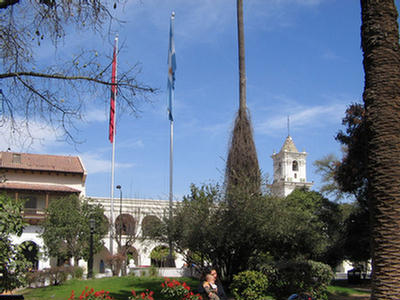 Unsplashed imagen de la bandera de la provincia de Salta y de Argentina en el centro de la ciudad salteña, sobre la plaza 9 de Julio