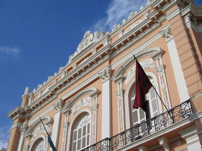 Imagen de la bandera de Salta en la fachada de la legislatura salteña.