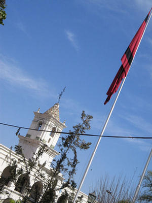 Imagen de la bandera de Salta junto al cabildo salteño.