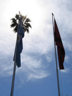 Imagen de las banderas izadas de Argentina y Salta.