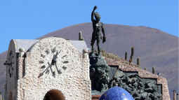 Foto del campanario junto al Monumento de la Independencia en Humahuaca, provincia de Jujuy Argentina.