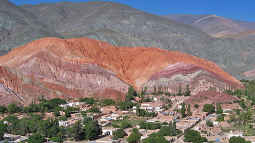 Foto del cerro de los Siete Colores en Purmamarca, provincia de Jujuy Argentina.